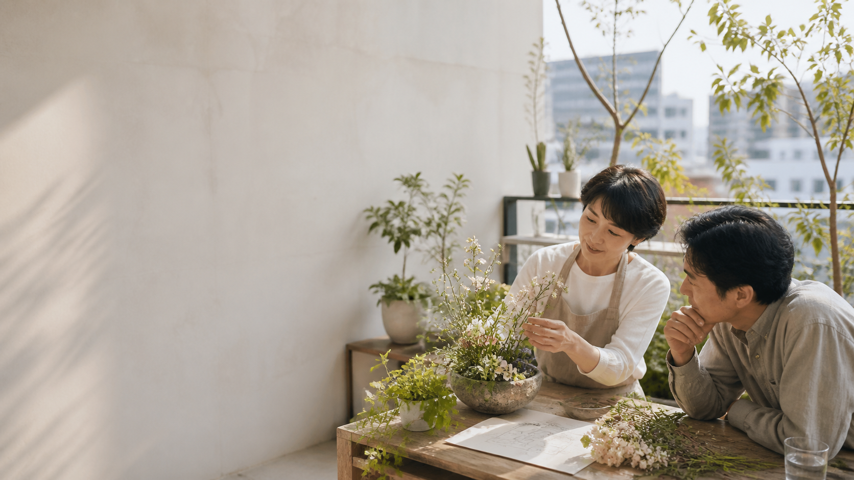 やわらかな光の中で季節の花と豊かな緑を楽しむ暮らしの風景